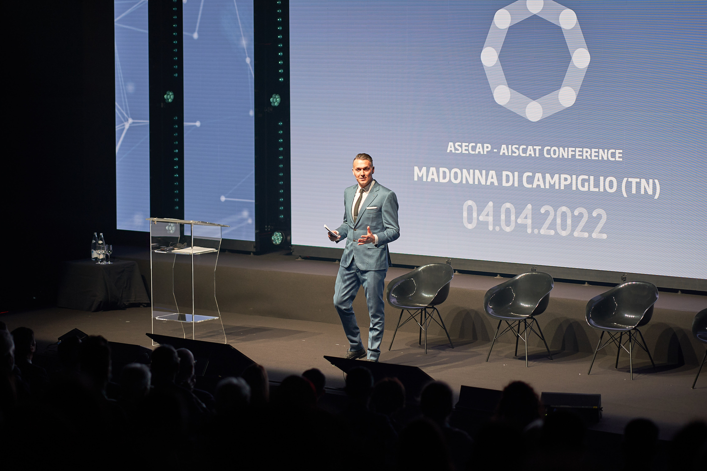 Conduzione Professionale e Multilingue di Conferenze